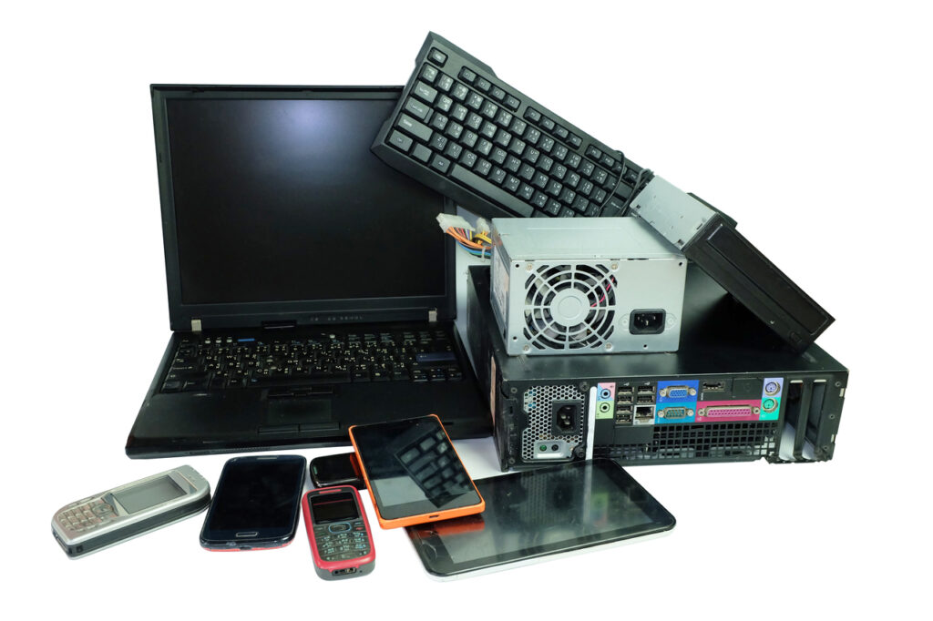 elektroodpady: stary laptop, telefony komórkowe, komputer stacjonarny i klawiatura