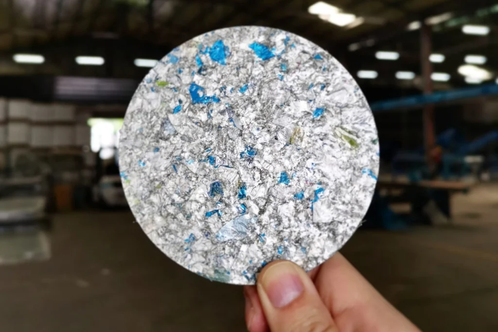 fragment płyty z PolyAl - tworzywa wytwarzanego z recyklingu opakowań wielomateriałowych Tetra-Pak