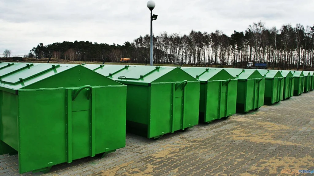 Zielone kontenery z klapami w Gratowisku Dębiec - punkcie selektywnej zbiórki odpadów komunalnych (PSZOKu) w Poznaniu