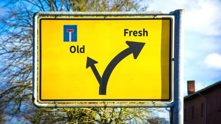 znak drogowy przedstawiający wybór pomiędzy starym a nowym jako ślepa uliczkę (stary) o autostradę (nowy)