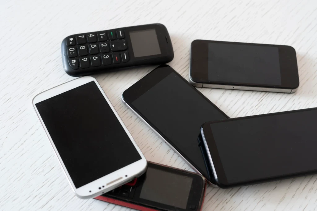 5 różnych telefonów komórkowych zmienianych kolejno z powodu celowego postarzania produktu spowodowanego kreacją potrzeb