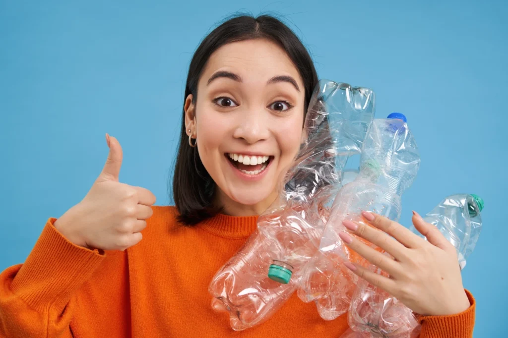 Dziewczyna z plastikowymi butelkami
