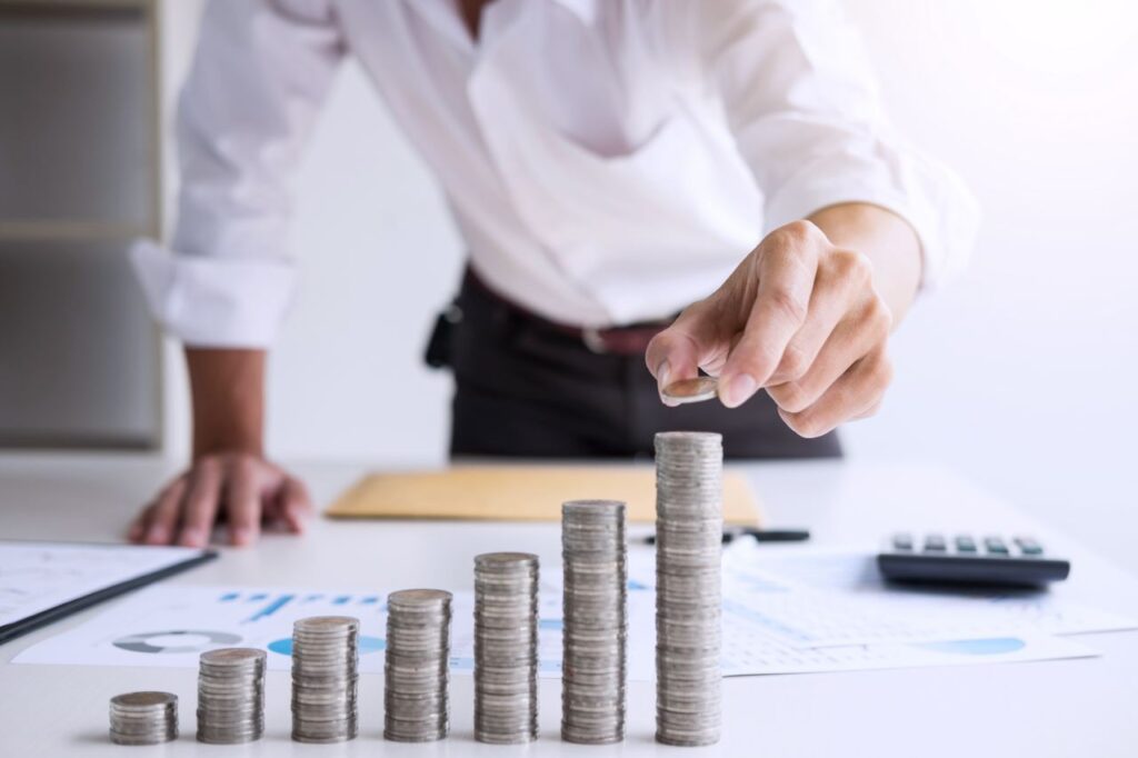 stosy monet różnej wysokości symbolizujące modulowane opłaty za opakowania wynikające z ekomodulacji