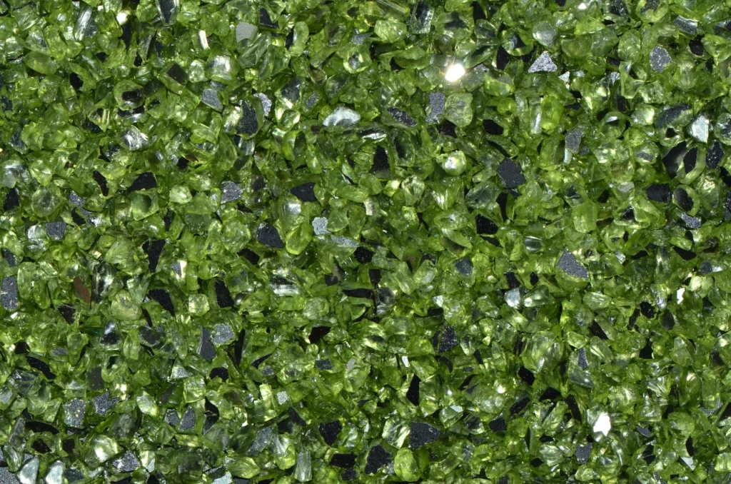 zielona stłuczka szklana - surowiec wtórny do produkcji szkła z recyklingu