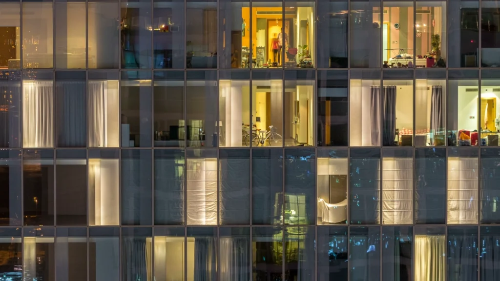fragment elewacji wieżowca mieszkalnego, którego mieszkańcy korzystają z produktów fast homeware