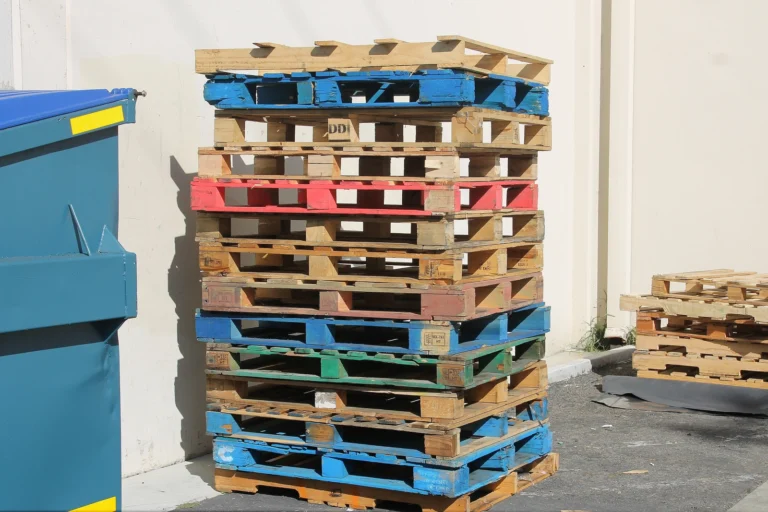 stos pustych europalet - najpopularniejszych opakowań z drewna wykorzystywanych w transporcie, magazynowaniu i logistyce