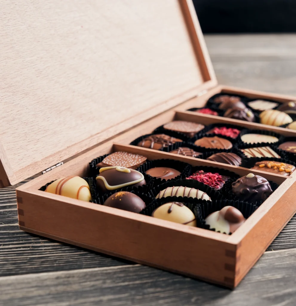 czekoladki na prezent w drewnianym opakowaniu - zamykanej skrzyneczce o pełnych bokach