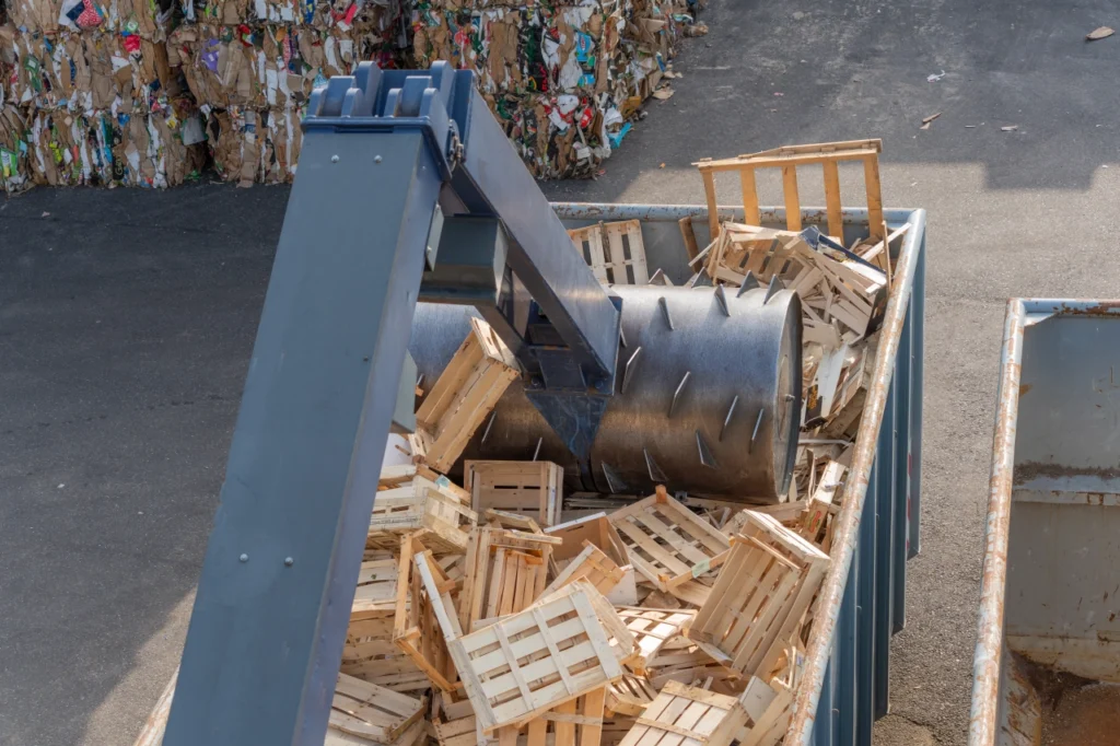 recykling drewnianych opakowań - etap miażdżenia i kruszenia zużytych opakowań z drewna