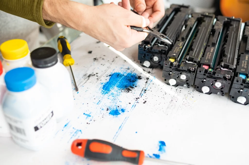 proces regeneracji tonerów i napełniania ich nowym proszkiem