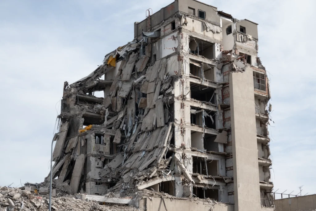 częściowo wyburzony budynek, który jest zródłem surowców dla urban mining