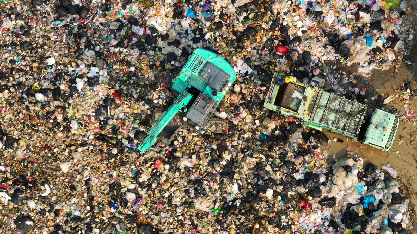 koparka rozkopuje składowisko odpadów podczas projektu landfill mining