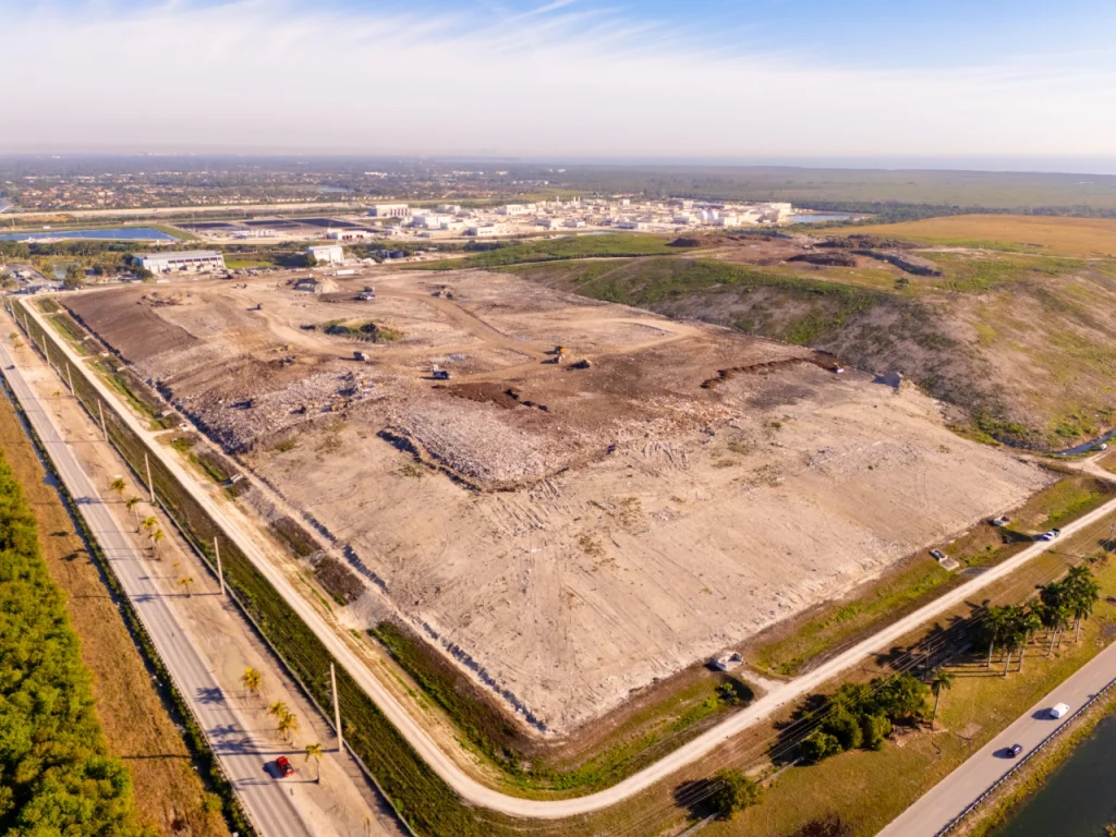 Składowisko odpadów w początkowej fazie projektu landfill mining